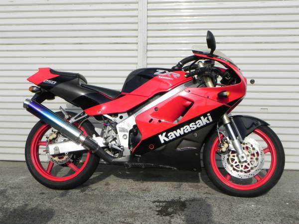 ZXR250 無骨なデザインのレーサーレプリカ！人気の赤黒！(126cc-250cc
