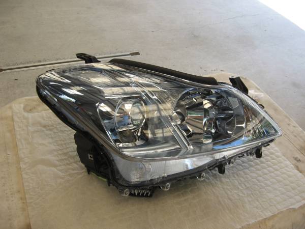 クラウン　右ヘッドライト　ユニット　ＨＩＤ