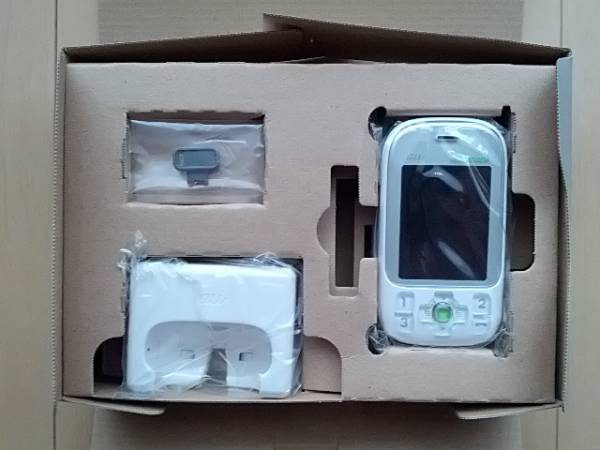 ★au マモリーノ3 ホワイト　新品未使用品_2