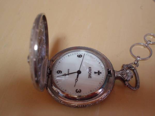 アンティーク　KRONEの提げ時計　蝶のデザイン