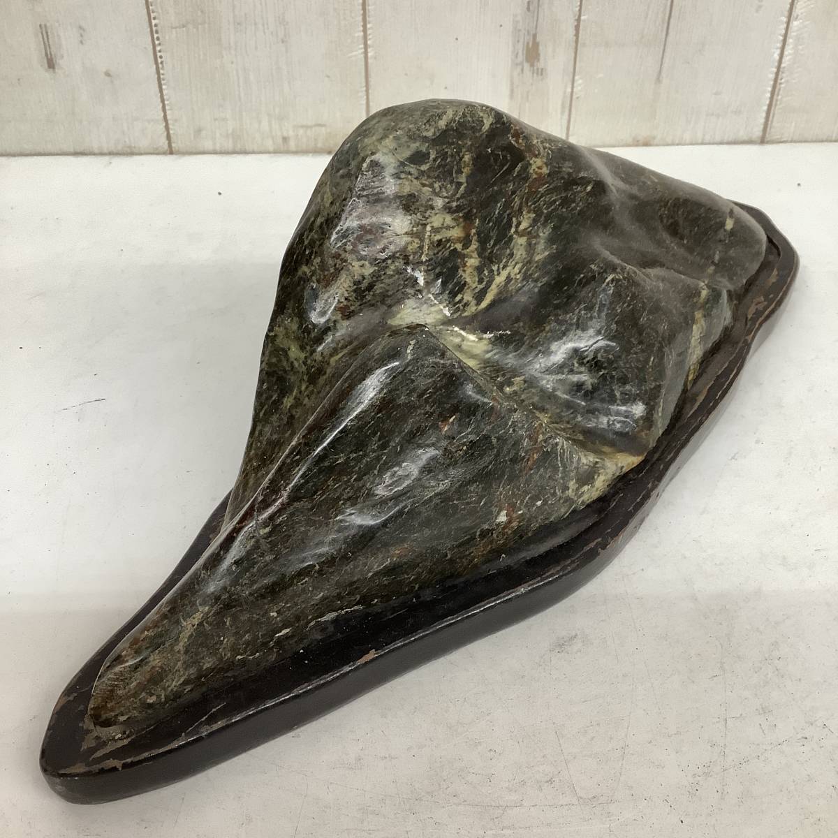 天然石 原石 鑑賞石 連山 遠山石 木製誂台座付 重量約2.01kg(台座