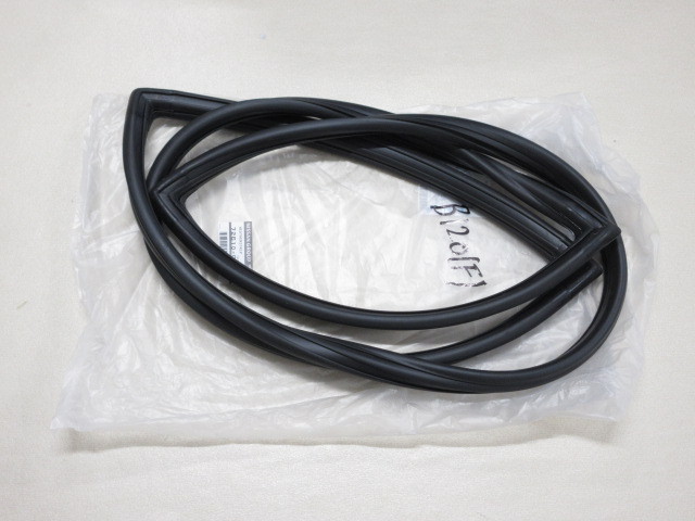 純正 未使用 サニトラ B120 用 フロントウインドー　ウェザーストリップ　