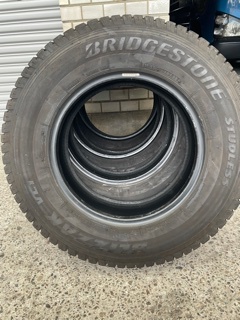 安い，HOT ハイエース キャラバン用 スタッドレスタイヤ BS社製VL1 195/80R15 107/105 4本セット(中古品)｜売買されたオークション情報、yahooの商品情報をアーカイブ公開 - オークファン 15インチ