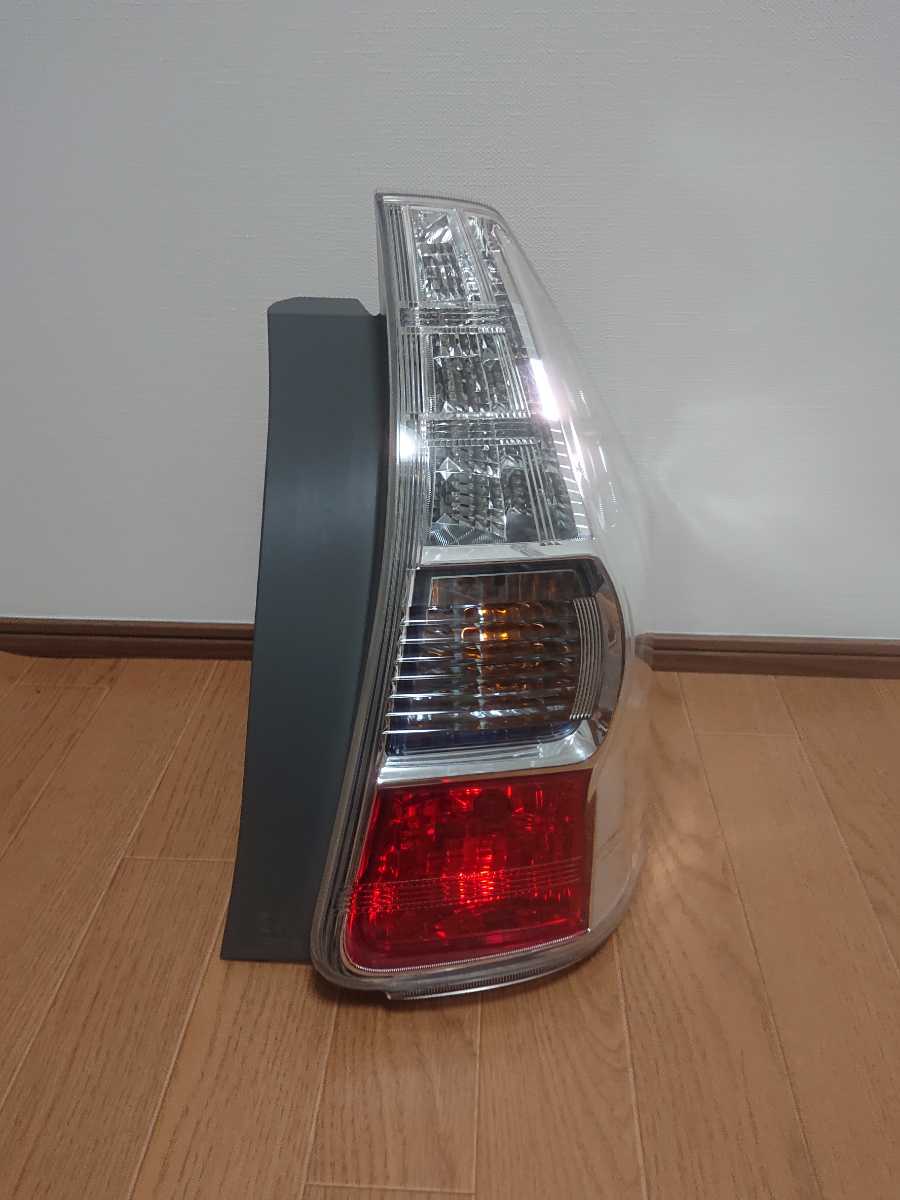 ZVW41プリウスα前期純正右テールランプ中古良品
