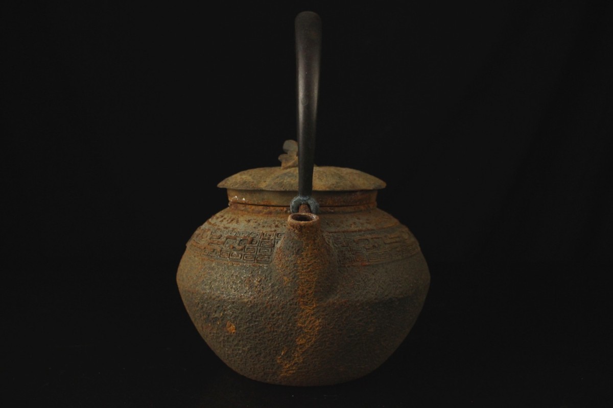 董芸】金工師 蔵六 造 胴印 龍雷文 飾蓋 鉄瓶 茶道具 蔵出品 [1010199