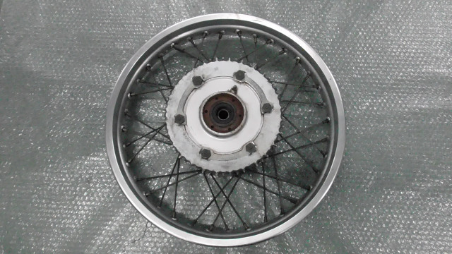【新作入荷，人気】 SR400 RH01J-015xxx の リアホイール 1636510419(リア)｜売買されたオークション情報、yahooの商品情報をアーカイブ公開 - オークファン ヤマハ用