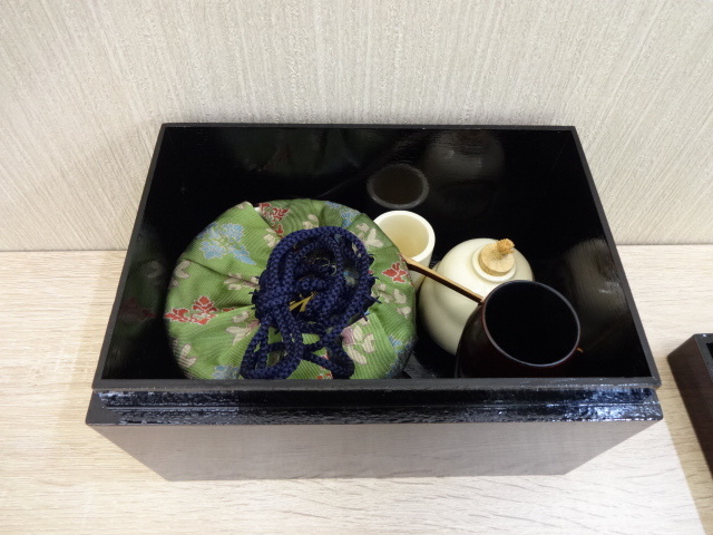 【未使用品】 利休茶箱　小服茶碗　振出 棗 茶筅筒 ４点セット 京焼 新品，安い 【1325】茶箱揃い 8点セット 茶箱 茶碗 振出 茶中筒
