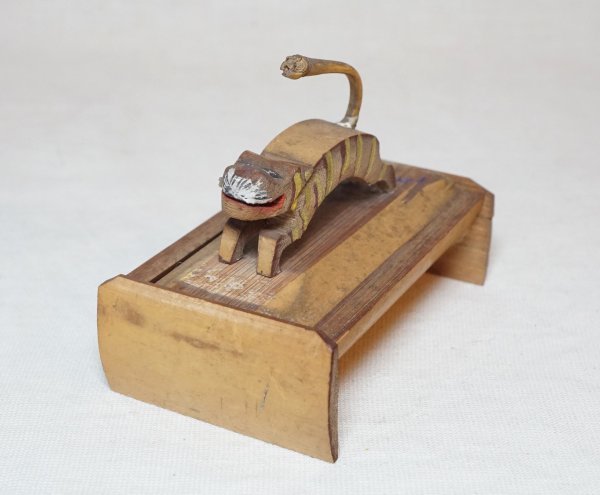 i 民芸 農民芸術 古い竹細工『戦勝の虎／寅』小さな飾り置物 小物入れ