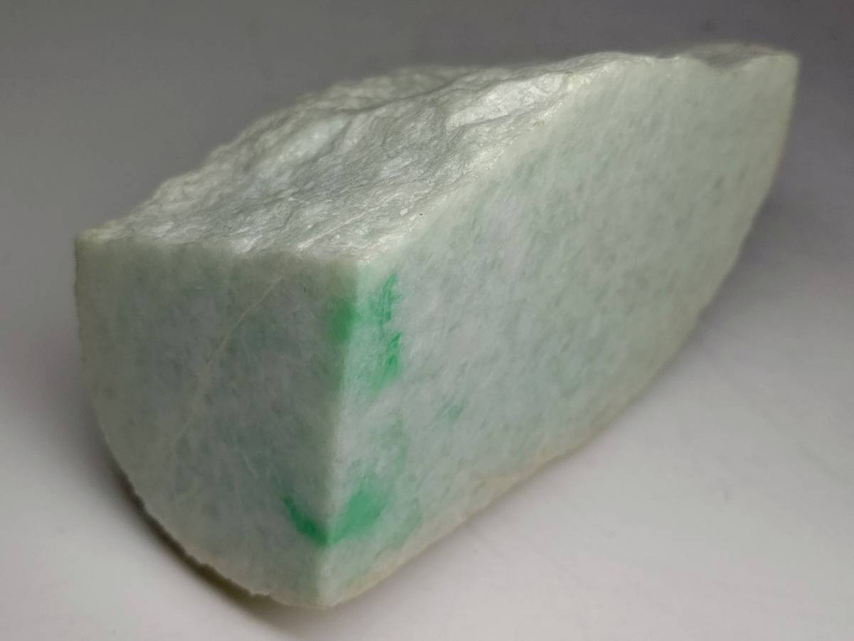 淡緑】 ☆682g☆ 翡翠 原石 ヒスイ 鉱物 鑑賞石 糸魚川 水石 自然石