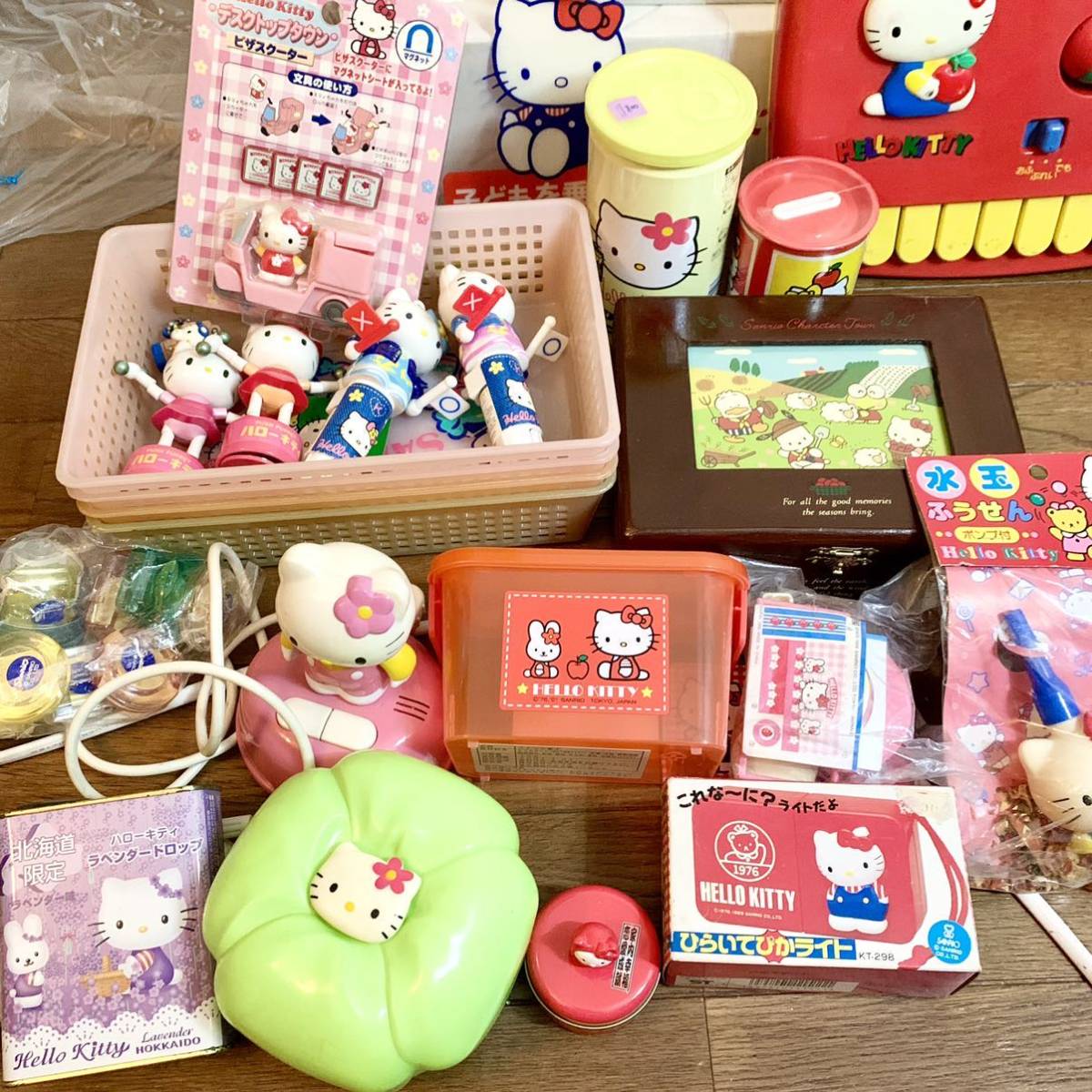 Bk3 ハローキティ グッズ オモチャ 大量セット ミニカー 水筒 懐かしい トランプ ヘッドホン など サンリオ ハローキティ 売買されたオークション情報 Yahooの商品情報をアーカイブ公開 オークファン Aucfan Com