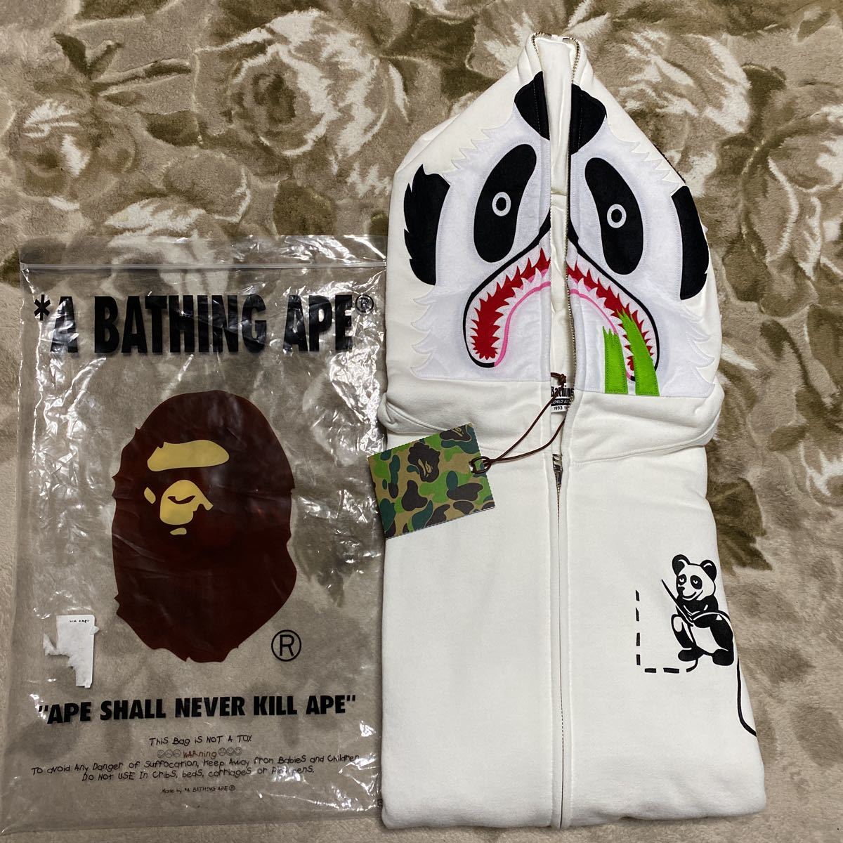 確実正規品 A BATHING APE BAPE KAWS PANDA パンダ SHARK HOODIE シャークパーカー 白 white L パーカー スウェット