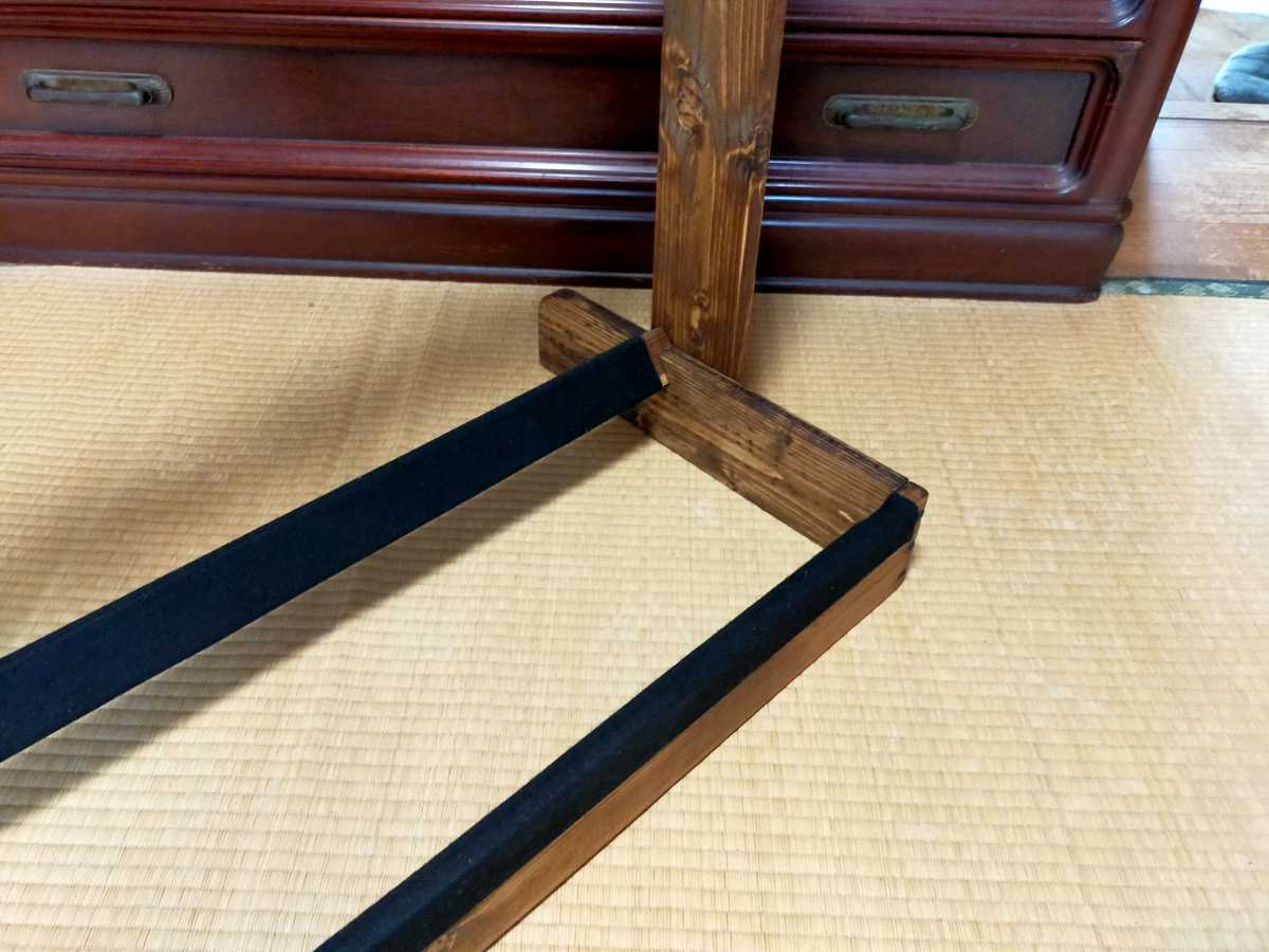 ギターラック　スタンド5本掛け　オイルステイン仕上げ　送料無料 5本掛 ギタースタンド 木製ギタースタンド エレキギター・ベース用 （ステイン ギタースタンド5本用｜ウェブショップ｜ブース装飾、個展、什器の製作