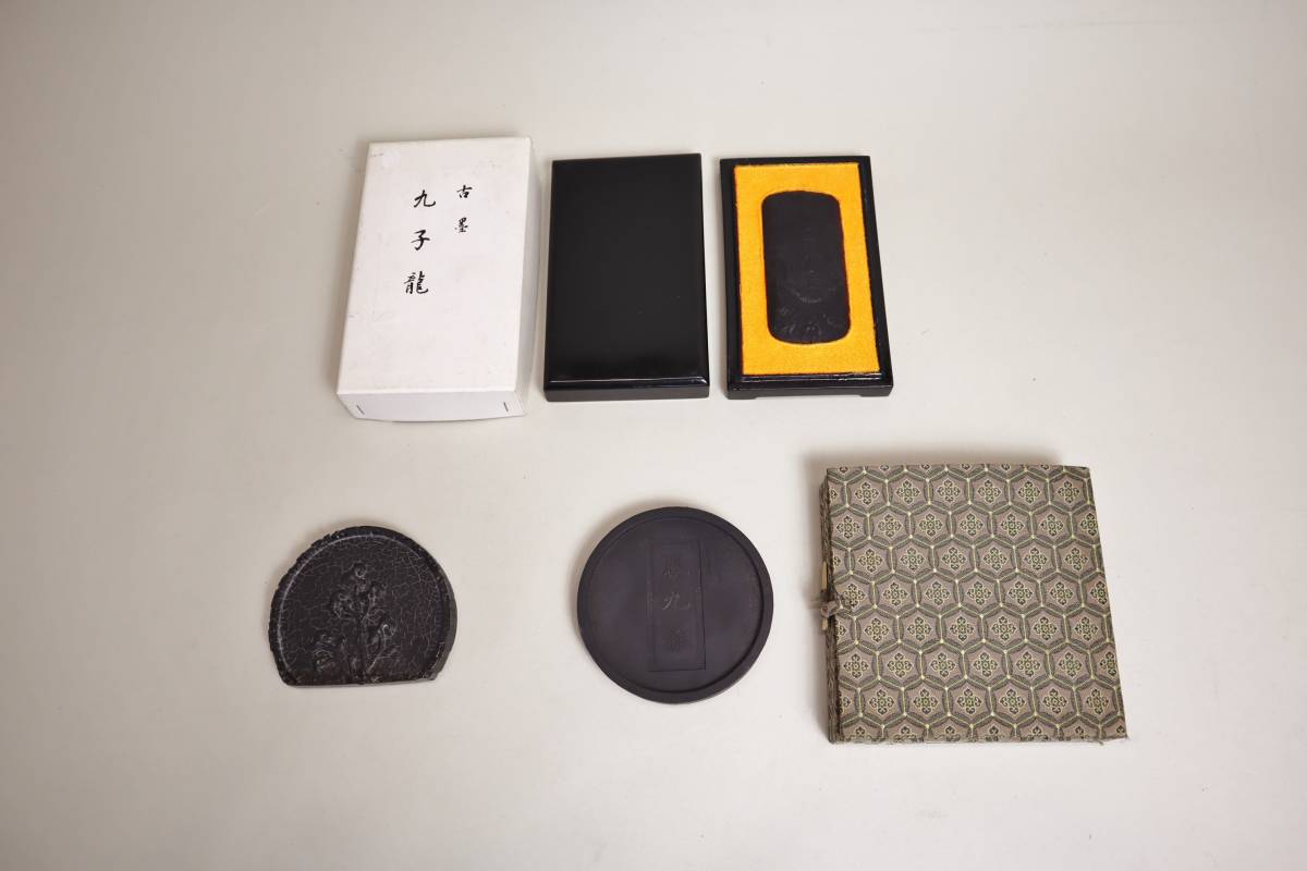 希少・美品 方于魯製 中国墨 古墨彫 帙付「草莽臣方于魯製」古美術 書道 工芸品 中国墨 方于魯倣古墨3種組 『鳳九雛』（120g）・『九子龍』（72g