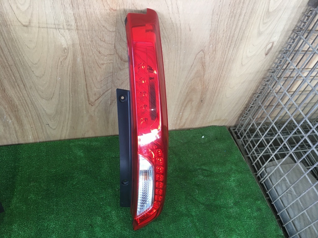中古 純正 エクストレイル LDA-DNT31 右テールランプ KOITO 220-23308