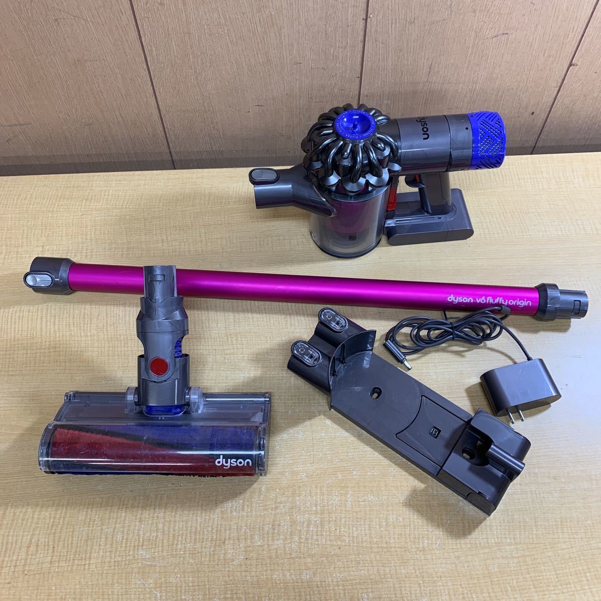 岩 M○ Dyson ダイソン V6 fluffy origin コードレスクリーナー サイクロン式掃除機 充電器+ブラケット付き Dyson fluffy dyson &frasl; Fluffyの公式商品情報｜美容・化粧品情報は Fluffy+