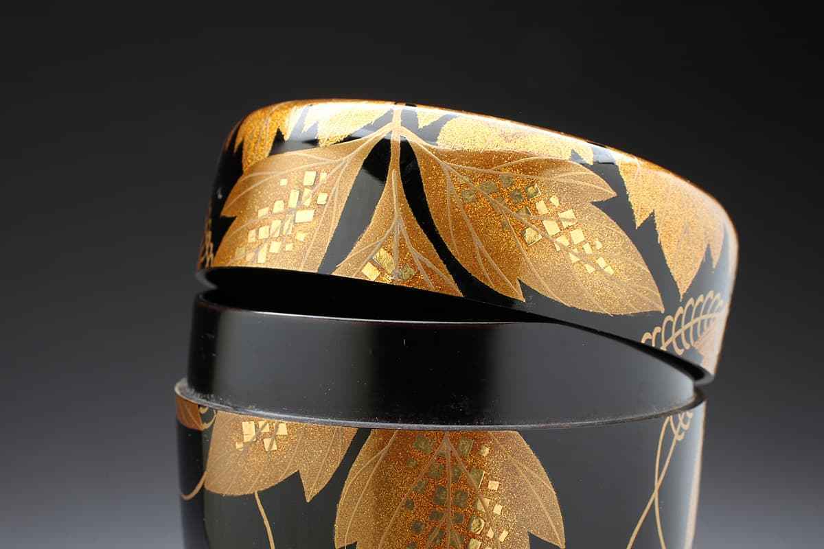 EA171 【寺尾茂雄 作(玉峰)】輪島塗 黒漆塗 鉄仙蒔絵棗 高7.5cm 重55g