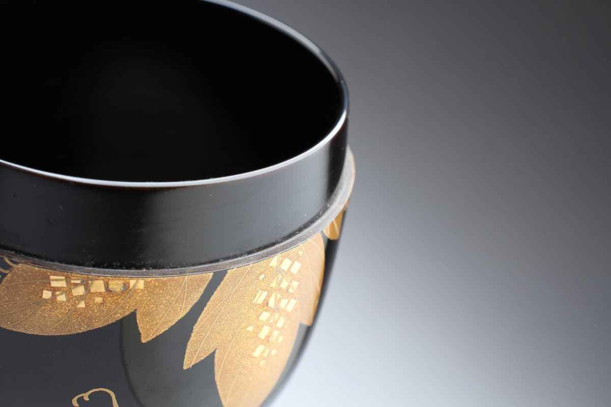 EA171 【寺尾茂雄 作(玉峰)】輪島塗 黒漆塗 鉄仙蒔絵棗 高7.5cm 重55g