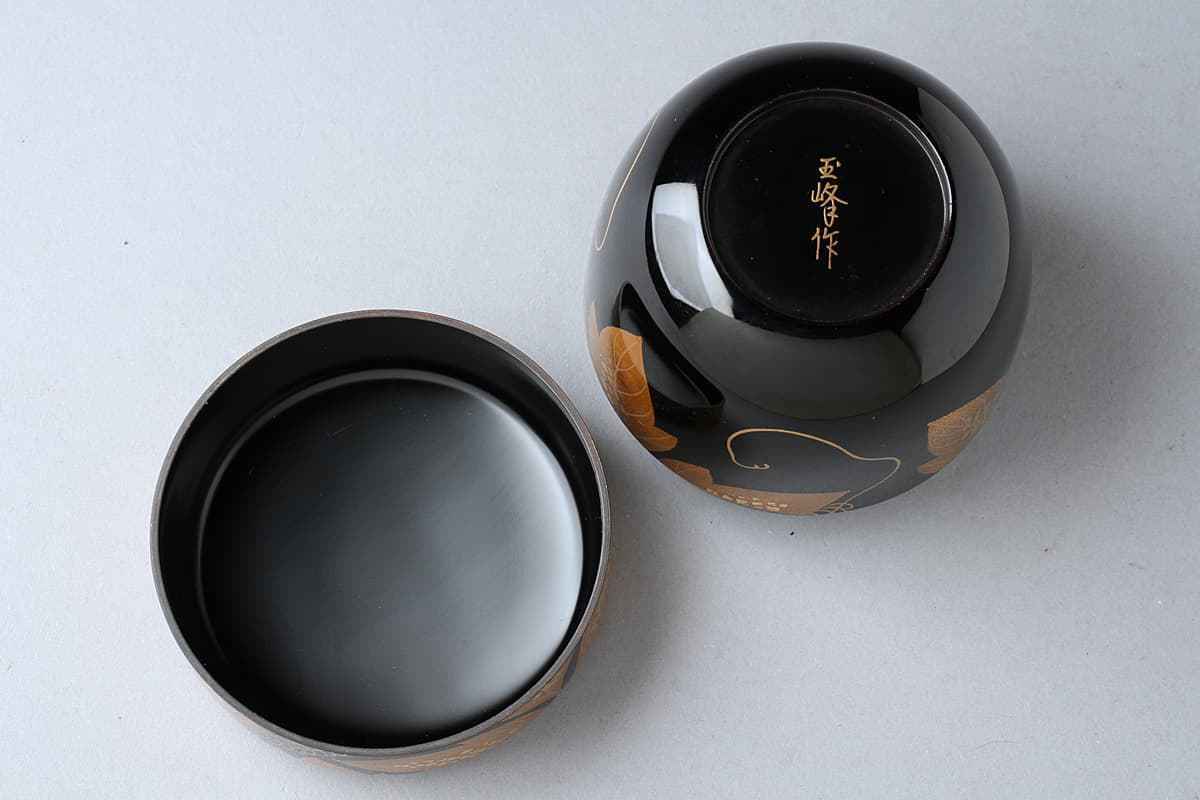 EA171 【寺尾茂雄 作(玉峰)】輪島塗 黒漆塗 鉄仙蒔絵棗 高7.5cm 重55g