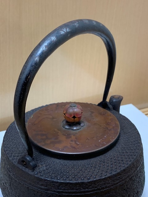 骨董　鉄瓶　茶道具　袋弦　 銀象嵌 侘び寂び　銀直し　古玩 鉄瓶 茶道具 銀象嵌提手？ 錆あり 『詳細不明』 現状出品 【公式通販】