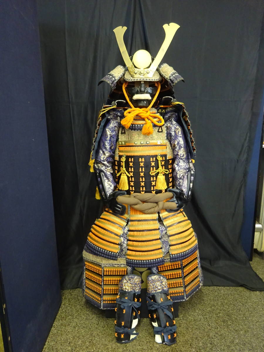 武具・甲冑 【T4 緋色糸威二枚胴具足 当世具足 等身大 13.1kg 鎧立 鎧 