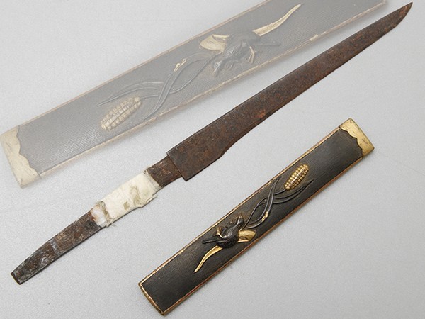 時代武具 小柄 ⁄ 桐箱付 赤銅魚々子地金色絵 日本刀装具 Q881. 穂付属