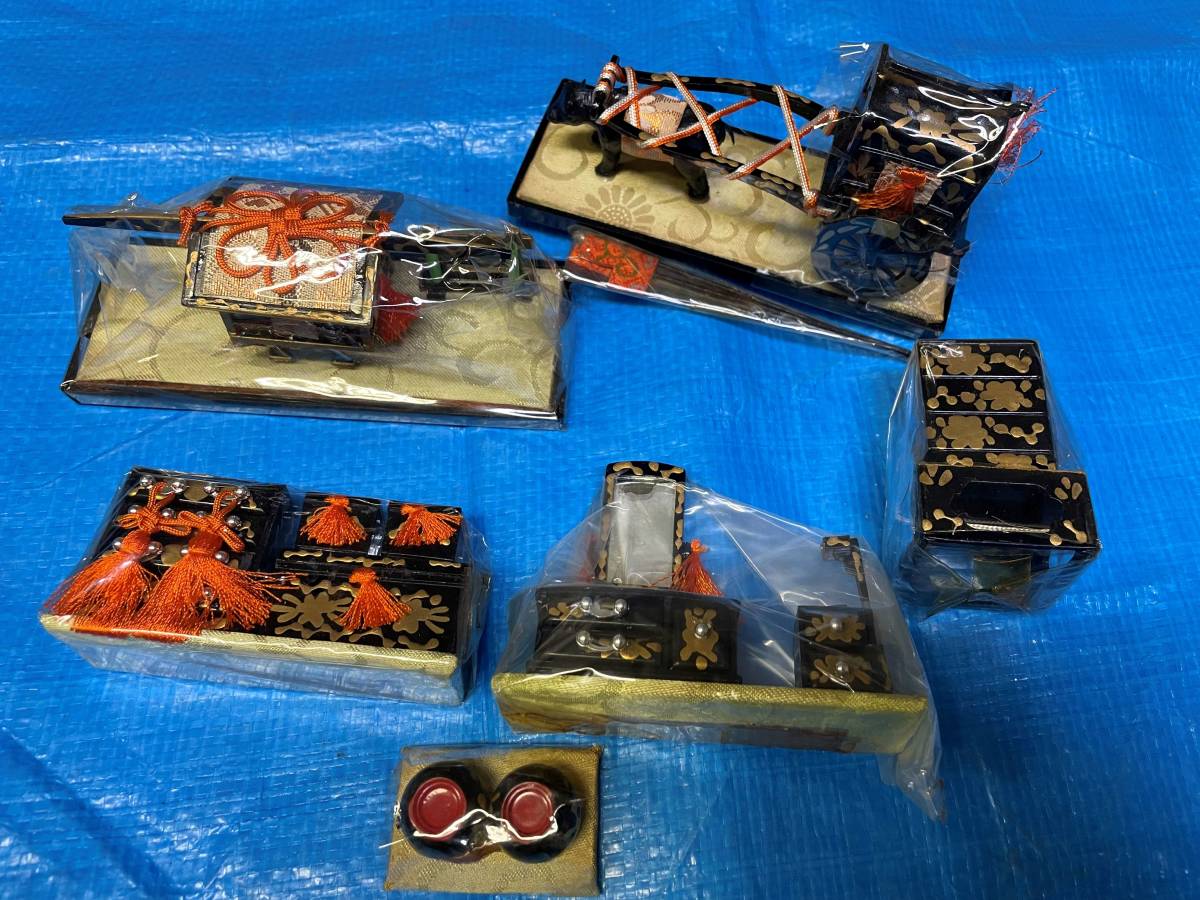 昭和のお品 おもちゃや蔵出し雛飾り 12号具桶付道具セット 蒔絵嫁入り道具箪笥長持お駕籠御所車台子 雛人形おひなさま ひな人形 売買されたオークション情報 Yahooの商品情報をアーカイブ公開 オークファン Aucfan Com