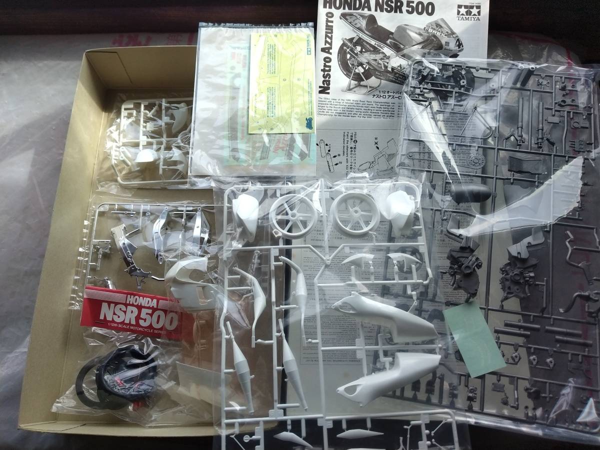 タミヤ　1/12スケール　ナストロ アズーロ ホンダ　ＮＳＲ500 2000年型　未組立品　プラモデル　モトＧＰ　バレンティーノ・ロッシ NSR500 ナストロ ホンダ MotoGP オートバイシリーズNO.82 オートバイシリーズ