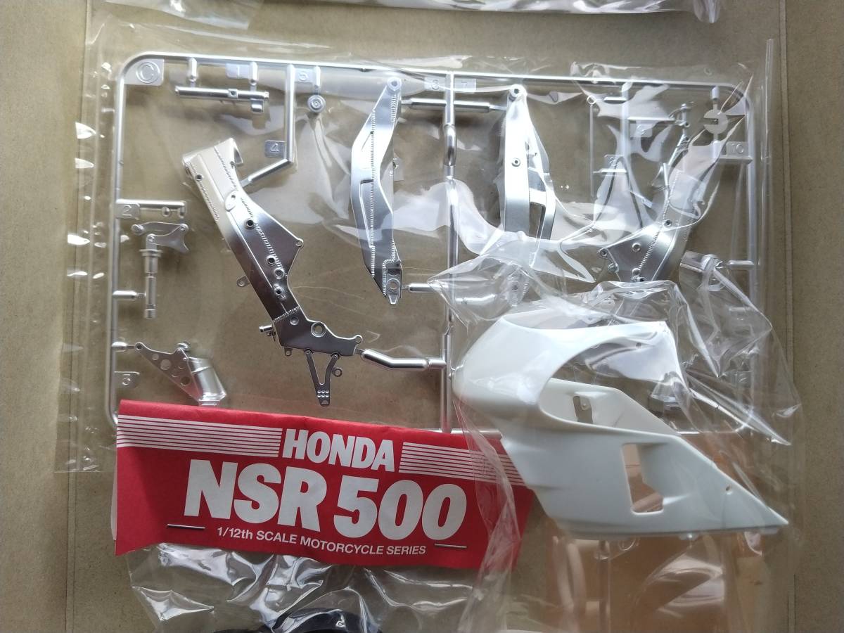 タミヤ　1/12スケール　ナストロ アズーロ ホンダ　ＮＳＲ500 2000年型　未組立品　プラモデル　モトＧＰ　バレンティーノ・ロッシ NSR500 ナストロ ホンダ MotoGP オートバイシリーズNO.82 オートバイシリーズ