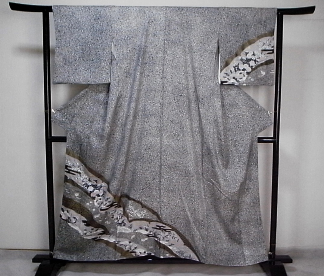 【着物のちさと屋】D219　着物・付下げ＆訪問着 袷　美品　正絹綸子ちりめん　灰色地黒織込みタタキ地・青海風竹梅菊柄模様　