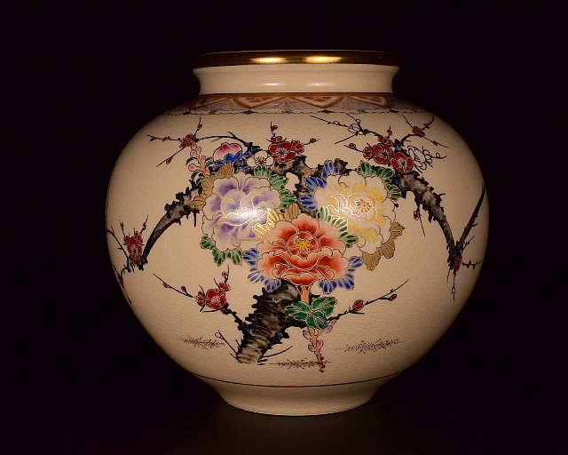 泉美】P681 十五代 沈壽官窯 薩摩焼 色絵花模様 中丸花瓶 花器 花入