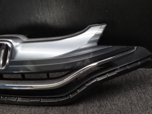 ホンダフィットGP5 フロントグリル割れあり