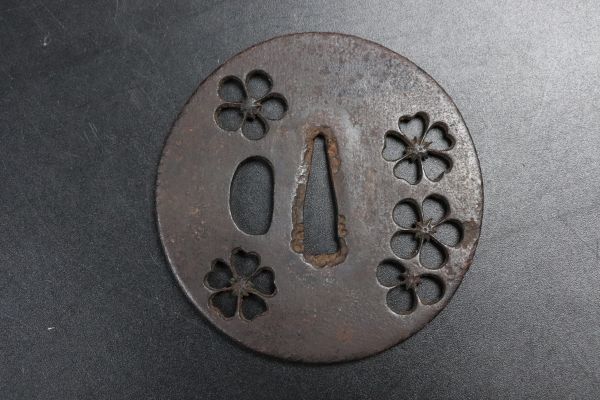 【 梅桜花小透鍔 】 鍔 鐔 鉄地 透鍔 刀装具 武具 骨董 江戸時代 時代刀装具 桜梅透鉄鍔 武具 甲冑師 刀匠鍔 江戸時代室町時代当時 販売