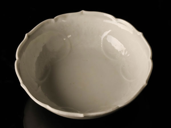 流】古美術品 江戸中期 白磁陽刻深皿 DB823 | - 古美術品専門