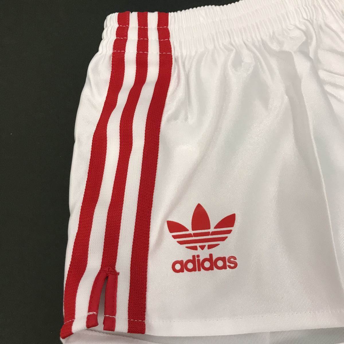 タグ付き 旧ロゴ当時物 Adidas ショートパンツ サッカーパンツ Tad 50bj 130cm デッドストック ジュニア用 3本ライン 子ども用 売買されたオークション情報 Yahooの商品情報をアーカイブ公開 オークファン Aucfan Com