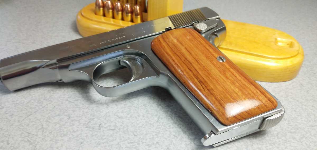 M1910 （マルシン）木製グリップです。 材質は硬く、木目の光沢が 