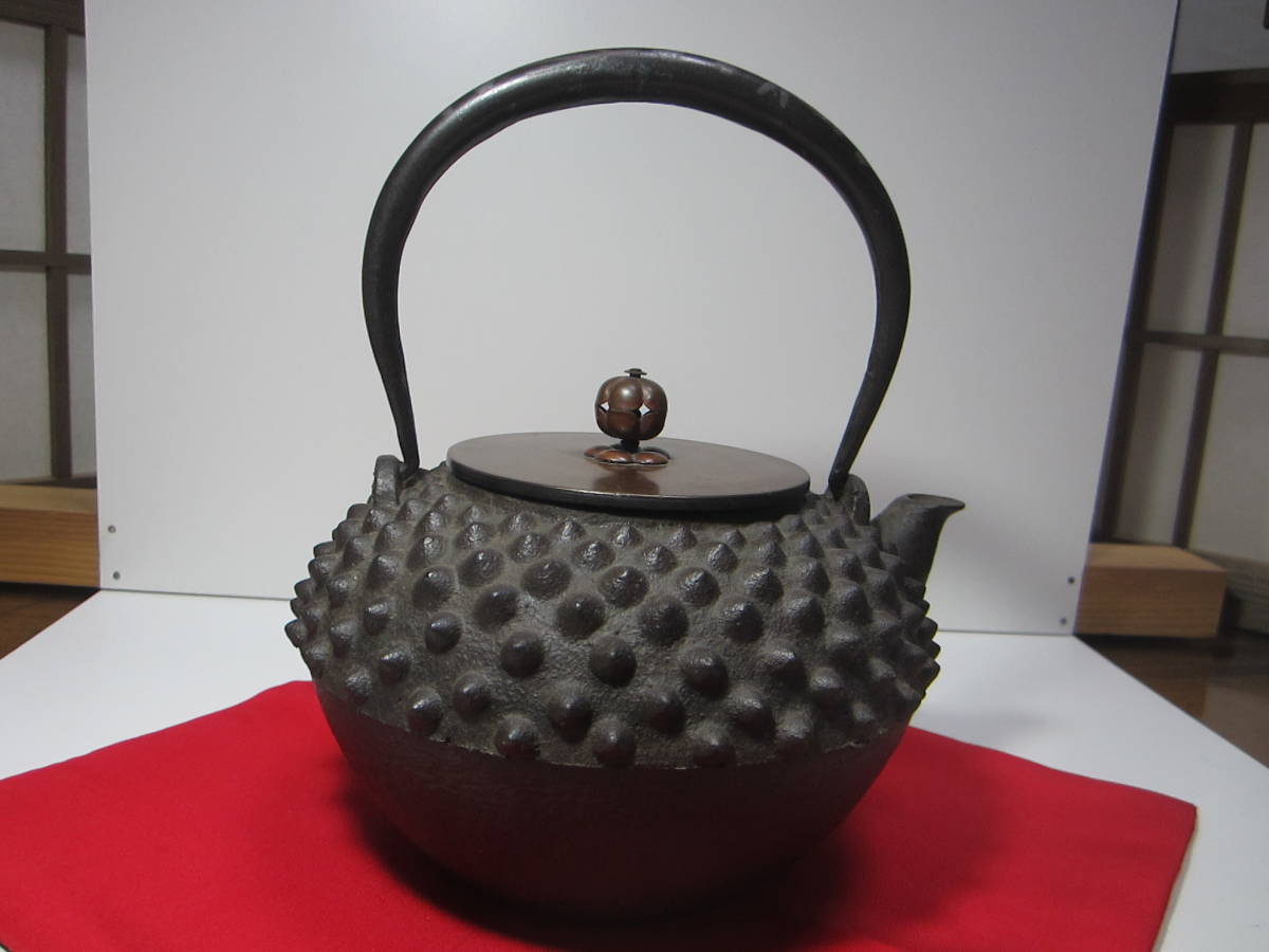 南部鉄瓶 鬼あられ紋様 持ち手に松竹梅 南部鉄瓶 鬼あられ紋様 持ち手