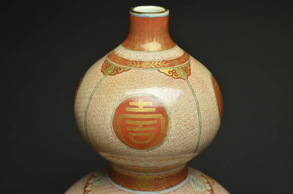 青白い陶器の花瓶 獅子持ち 染付龍刻唐獅子牡丹文花瓶 ｜ みかわち焼