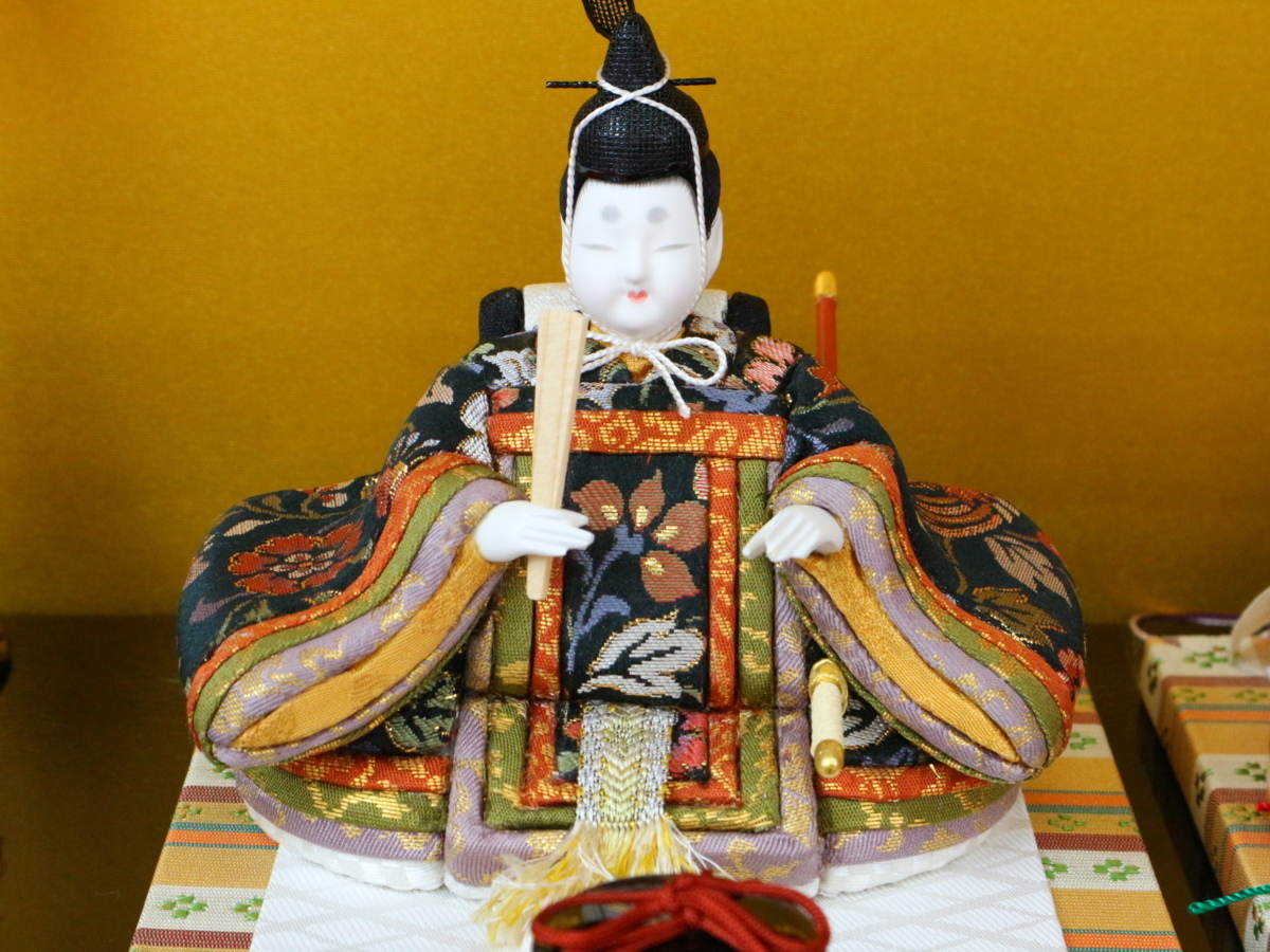真多呂 作 「雛百種 享保雛」 木目込雛人形 衣装 西陣綾錦 漆台 輪島本