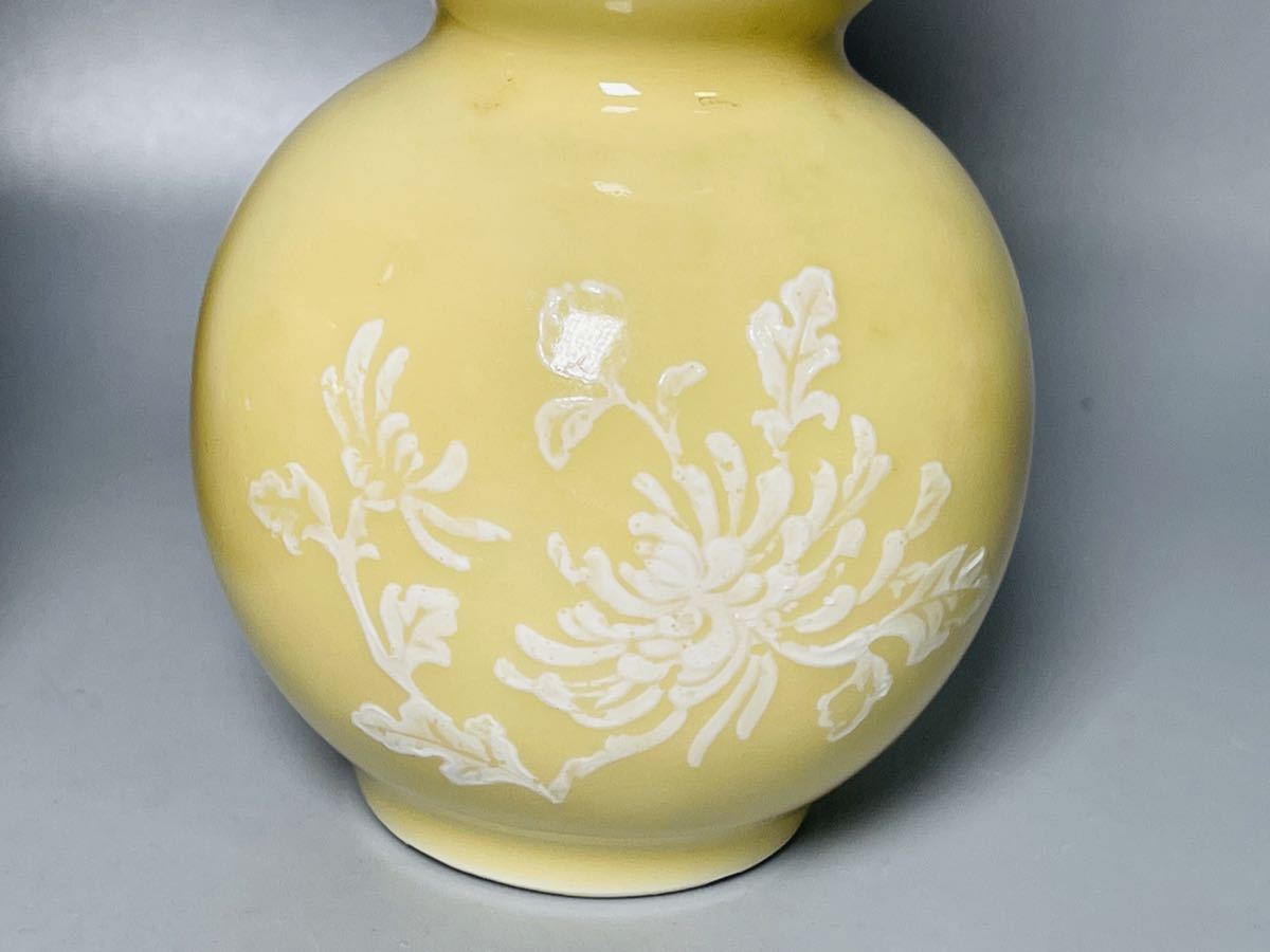 超希少 中国景徳鎮窯 1960～1970年代 黄釉堆菊と蝶に花文花瓶 高さ12.8