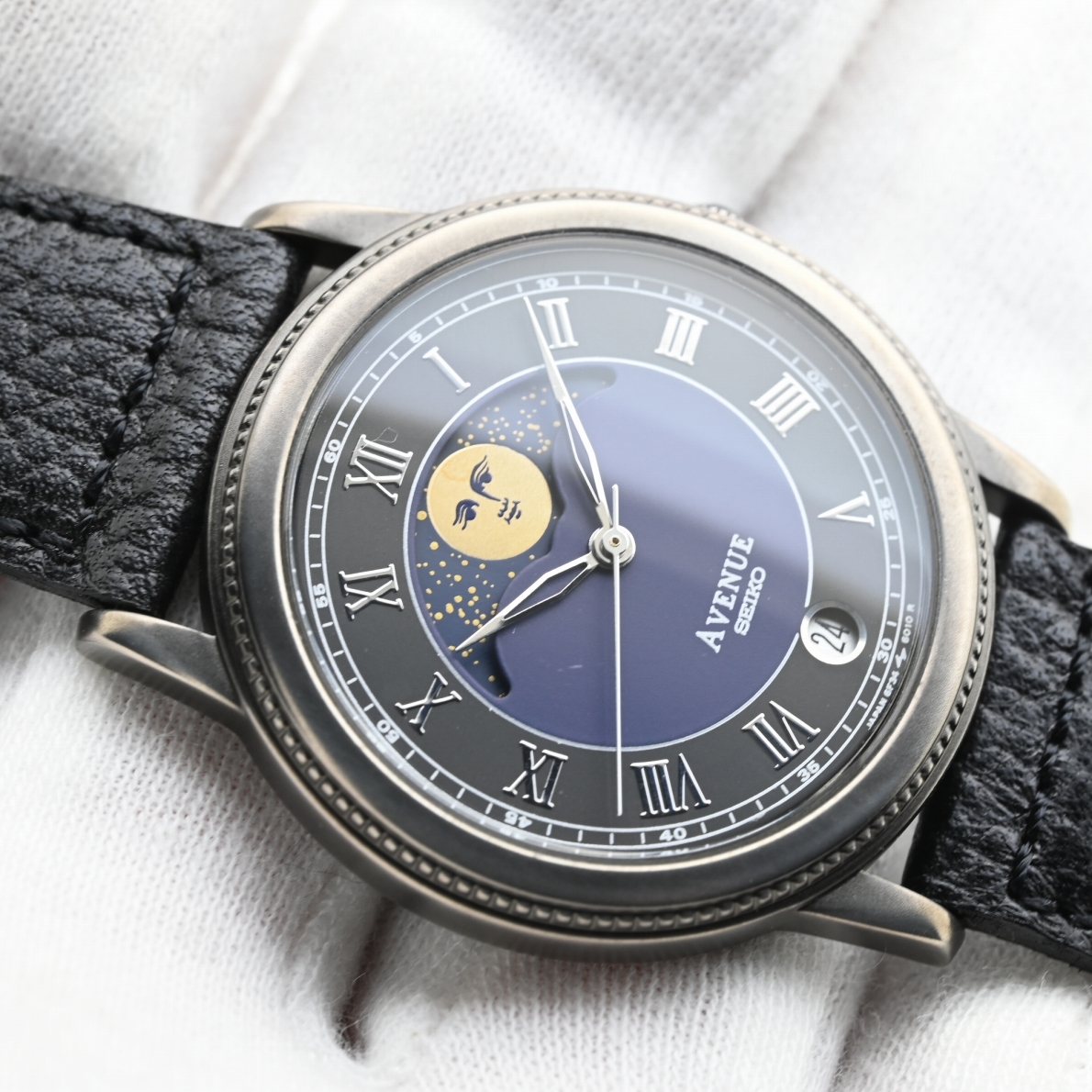  デッドストック SEIKO/AVENUE 1988年製造 ムーンフェイズ 6F34-6010 メンズ腕時計 クォーツ ビンテージ グレー/ブルー/青色/ツートン(その他)｜売買されたオークション情報、yahooの商品情報をアーカ その他