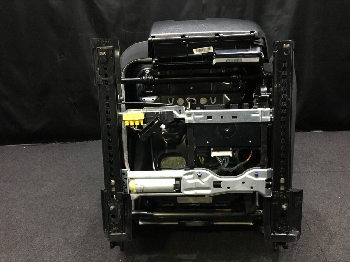 63 メルセデス ベンツ W212 E350 フロント 左 シート レールキャッチ付 レザー 収納 黒革 傷汚れ有 212256 AVG AMG S PKG H22年12月 197 黒 W212 メルセデスベンツ メルセデス・ベンツ 2014-2016 525psの新型Eクラス「E63AMG」登場！ Eクラス|高品質なメルセデスベンツ、BMW