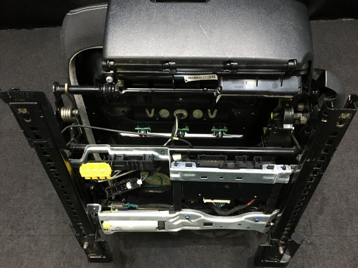 63 メルセデス ベンツ W212 E350 フロント 左 シート レールキャッチ付 レザー 収納 黒革 傷汚れ有 212256 AVG AMG S PKG H22年12月 197 黒 W212 メルセデスベンツ メルセデス・ベンツ 2014-2016 525psの新型Eクラス「E63AMG」登場！ Eクラス|高品質なメルセデスベンツ、BMW