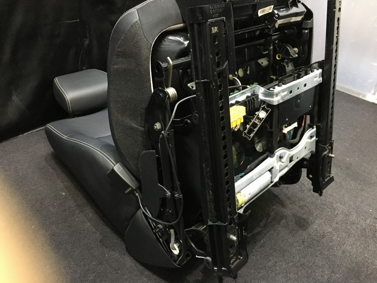 63 メルセデス ベンツ W212 E350 フロント 左 シート レールキャッチ付 レザー 収納 黒革 傷汚れ有 212256 AVG AMG S PKG H22年12月 197 黒 W212 メルセデスベンツ メルセデス・ベンツ 2014-2016 525psの新型Eクラス「E63AMG」登場！ Eクラス|高品質なメルセデスベンツ、BMW