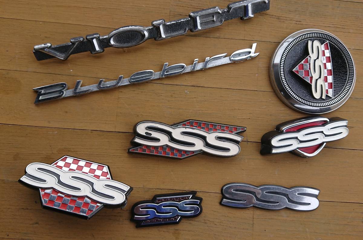 激安大特価，品質保証 SSS ブルーバード バイオレット エンブレム 検)街道レーサー ハコスカケンメリローレル510 610 810 910 ブルーバード