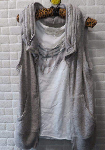 最終値下げ予定【美品】【goa】【グレー】【ビッグフードベスト】 WEAR goa（ゴア）の「ﾋﾞｯｸﾌｰﾄﾞﾍﾞｽﾄ（ベスト）」 goa ビッグフード