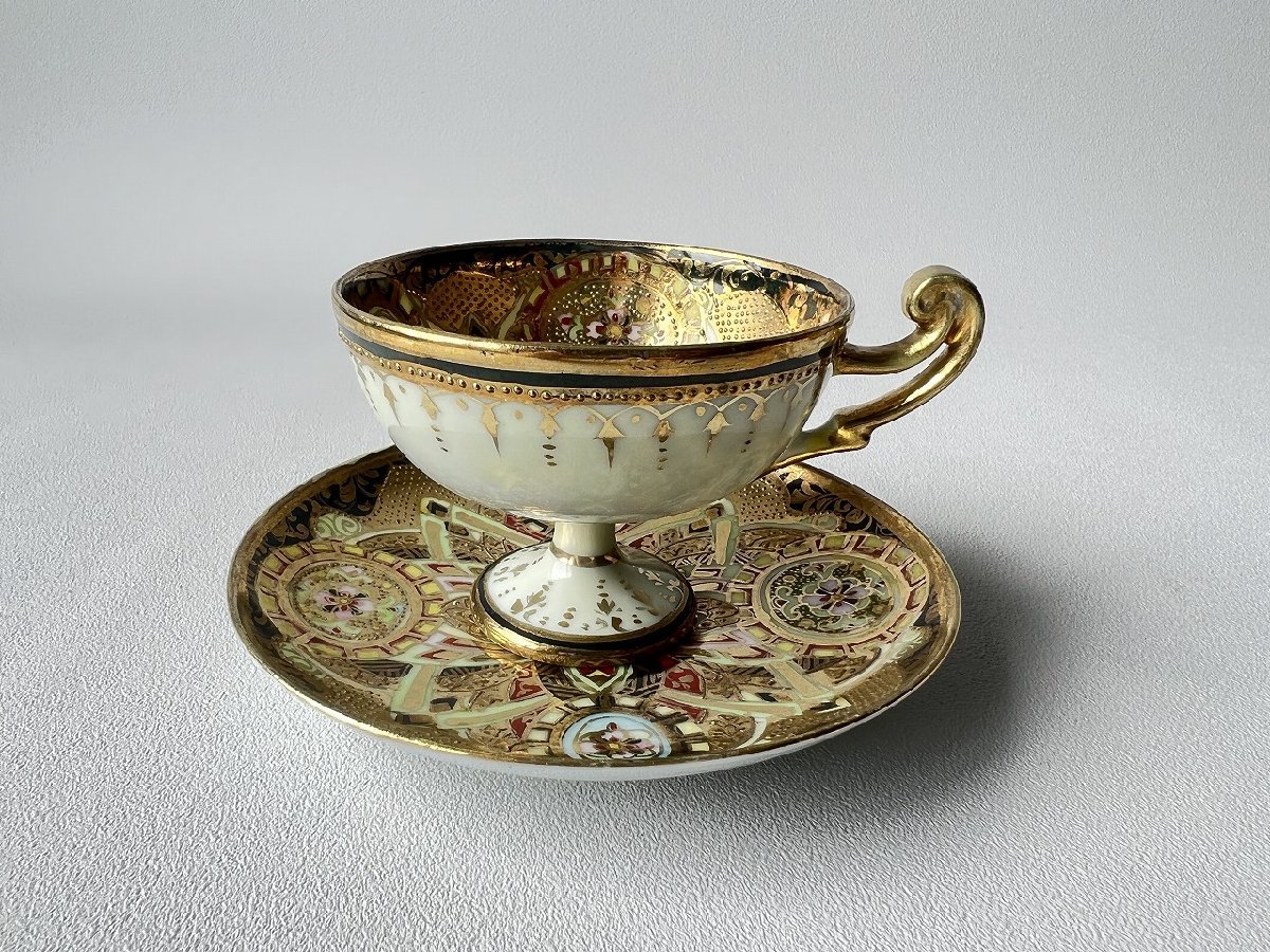 オールドノリタケ 金盛藍線帯華装飾紋 メイプルリーフ印 ペディスタル カップ＆ソーサー ２客 メープルリーフ 金盛り 1点限りオールドノリタケ ソーサーの通販 カップ 風景柄 ハンドペインテッド メープルリーフ刻印 薔薇文 コーヒーカップ&amp;ソーサー(雲母金彩花文