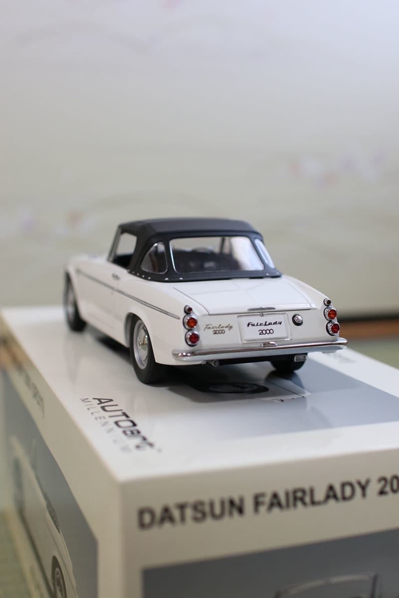 AUTOart 1/18 ダットサン フェアレディ 2000 (SR311) (ホワイト) 破損