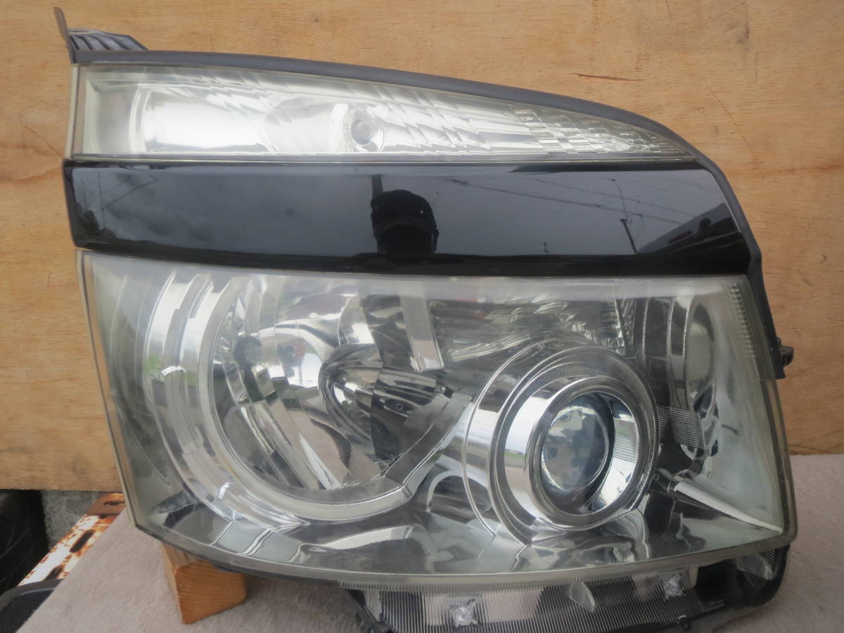 ヴォクシー HID 前期 ZRR70⁄75 左右 ヘッドライト 28-203 ヘッドライト 