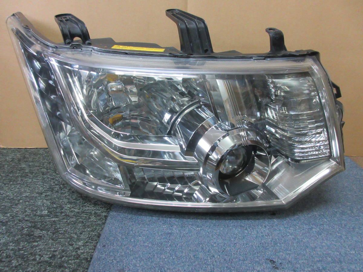 デリカ D5 ヘッドライト（右） ジャンク品 三菱用 自動車メーカー別