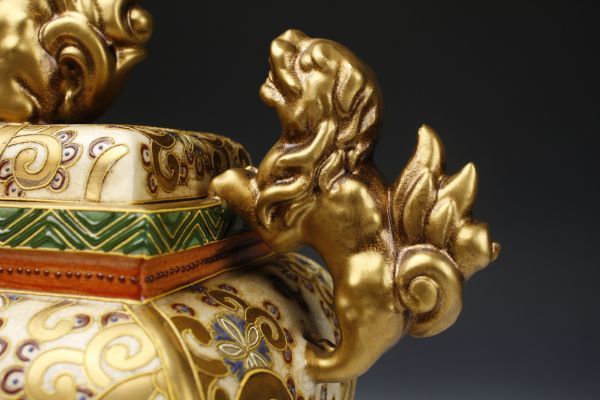 LIG】薩摩焼 暁山造 金襴手 薩摩十字家紋 武者図獅子耳付長角香炉 細密